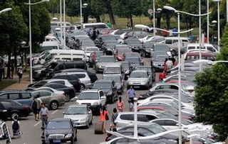 校园成收费停车场 《湖北省机动车停放服务收费管理实施细则》的校园实践与争议